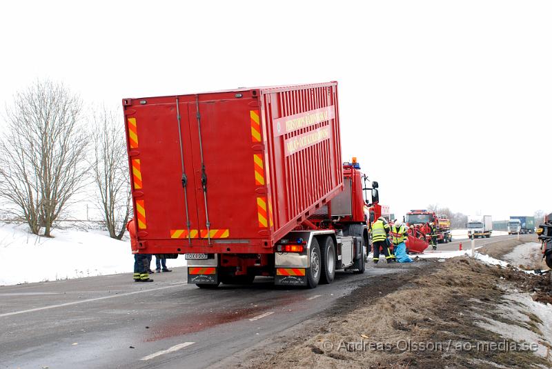 DSC_0093.JPG - vid 10 tiden larmades räddningstjänsten från Klippan, Ljungbyhed, åstorp samt kembilen från perstorp,ambulans och polis till en trafikolycka på väg 21 utanför klippan där en personbil och en lastbil frontall krockat, personbilen var helt demolerad och det ska ha rykt mycket från personbilen, lastbilen välte ner på en äng. Föraren i personbilen ska ha avlidit av kollisionen och skadeläget för lastbils chauffören är oklart.