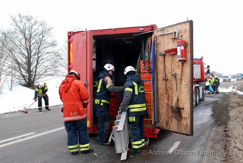 DSC_0096.JPG - vid 10 tiden larmades räddningstjänsten från Klippan, Ljungbyhed, åstorp samt kembilen från perstorp,ambulans och polis till en trafikolycka på väg 21 utanför klippan där en personbil och en lastbil frontall krockat, personbilen var helt demolerad och det ska ha rykt mycket från personbilen, lastbilen välte ner på en äng. Föraren i personbilen ska ha avlidit av kollisionen och skadeläget för lastbils chauffören är oklart.