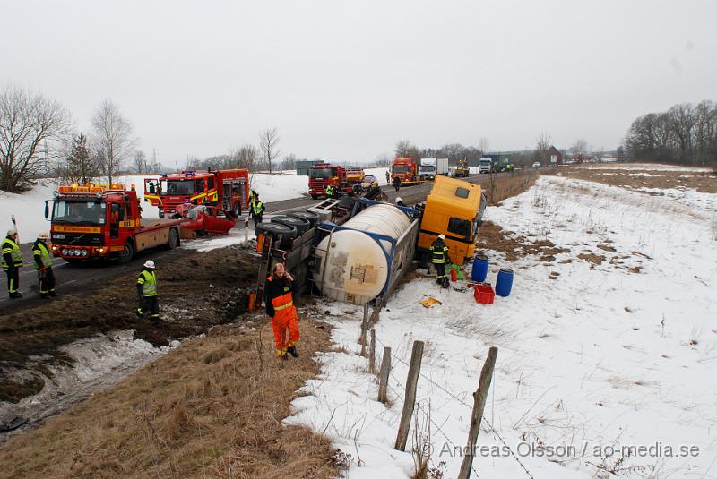 DSC_0109.JPG - vid 10 tiden larmades räddningstjänsten från Klippan, Ljungbyhed, åstorp samt kembilen från perstorp,ambulans och polis till en trafikolycka på väg 21 utanför klippan där en personbil och en lastbil frontall krockat, personbilen var helt demolerad och det ska ha rykt mycket från personbilen, lastbilen välte ner på en äng. Föraren i personbilen ska ha avlidit av kollisionen och skadeläget för lastbils chauffören är oklart.