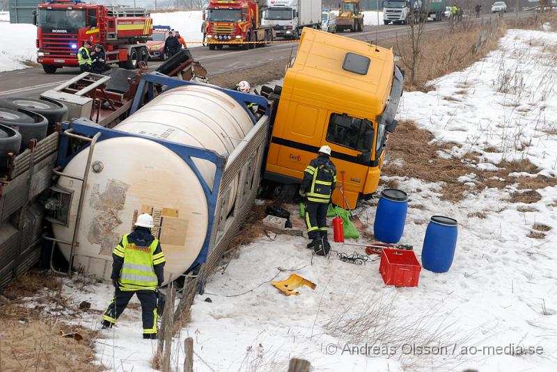 DSC_0111.JPG - vid 10 tiden larmades räddningstjänsten från Klippan, Ljungbyhed, åstorp samt kembilen från perstorp,ambulans och polis till en trafikolycka på väg 21 utanför klippan där en personbil och en lastbil frontall krockat, personbilen var helt demolerad och det ska ha rykt mycket från personbilen, lastbilen välte ner på en äng. Föraren i personbilen ska ha avlidit av kollisionen och skadeläget för lastbils chauffören är oklart.