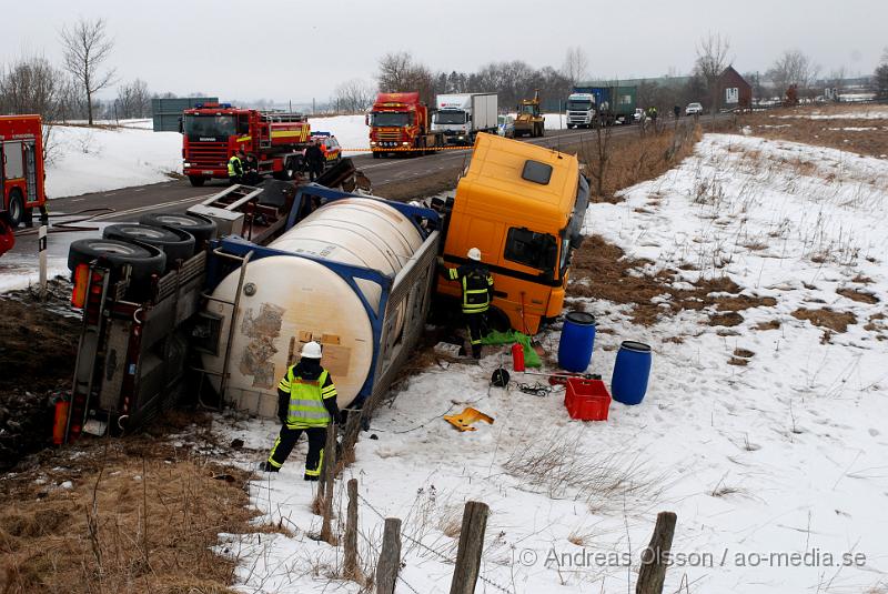 DSC_0113.JPG - vid 10 tiden larmades räddningstjänsten från Klippan, Ljungbyhed, åstorp samt kembilen från perstorp,ambulans och polis till en trafikolycka på väg 21 utanför klippan där en personbil och en lastbil frontall krockat, personbilen var helt demolerad och det ska ha rykt mycket från personbilen, lastbilen välte ner på en äng. Föraren i personbilen ska ha avlidit av kollisionen och skadeläget för lastbils chauffören är oklart.