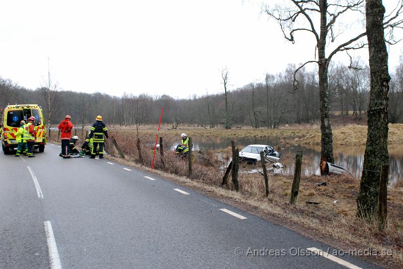 DSC_0001.JPG - Vid 08,30 larmades räddningstjänsten från Ljungbyhed och Perstorp, flera ambulanser samt Polis till en trafikolycka mellan Riseberga och Färingtofta. Det var en bil med fyra ungdomar som i hög fart gått av vägen och in i ett träd och en sten och sedan ut i den översvämade ån. Alla fyra fick föras med Ambulans till sjukhuset. Tre stycken till Helsingborgs Lasarett och en fördes ner till SUS Lund. Som ska vara allvarligt skadad.