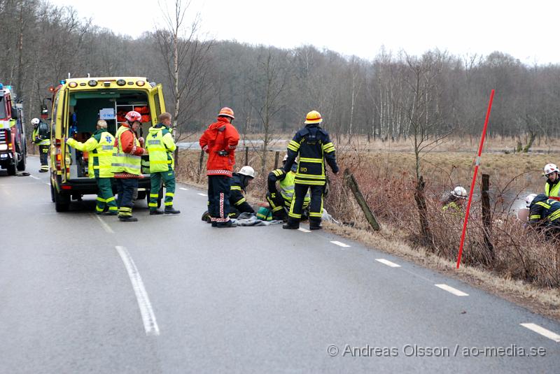 DSC_0003.JPG - Vid 08,30 larmades räddningstjänsten från Ljungbyhed och Perstorp, flera ambulanser samt Polis till en trafikolycka mellan Riseberga och Färingtofta. Det var en bil med fyra ungdomar som i hög fart gått av vägen och in i ett träd och en sten och sedan ut i den översvämade ån. Alla fyra fick föras med Ambulans till sjukhuset. Tre stycken till Helsingborgs Lasarett och en fördes ner till SUS Lund. Som ska vara allvarligt skadad.