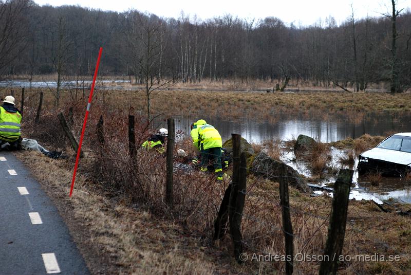 DSC_0007.JPG - Vid 08,30 larmades räddningstjänsten från Ljungbyhed och Perstorp, flera ambulanser samt Polis till en trafikolycka mellan Riseberga och Färingtofta. Det var en bil med fyra ungdomar som i hög fart gått av vägen och in i ett träd och en sten och sedan ut i den översvämade ån. Alla fyra fick föras med Ambulans till sjukhuset. Tre stycken till Helsingborgs Lasarett och en fördes ner till SUS Lund. Som ska vara allvarligt skadad.