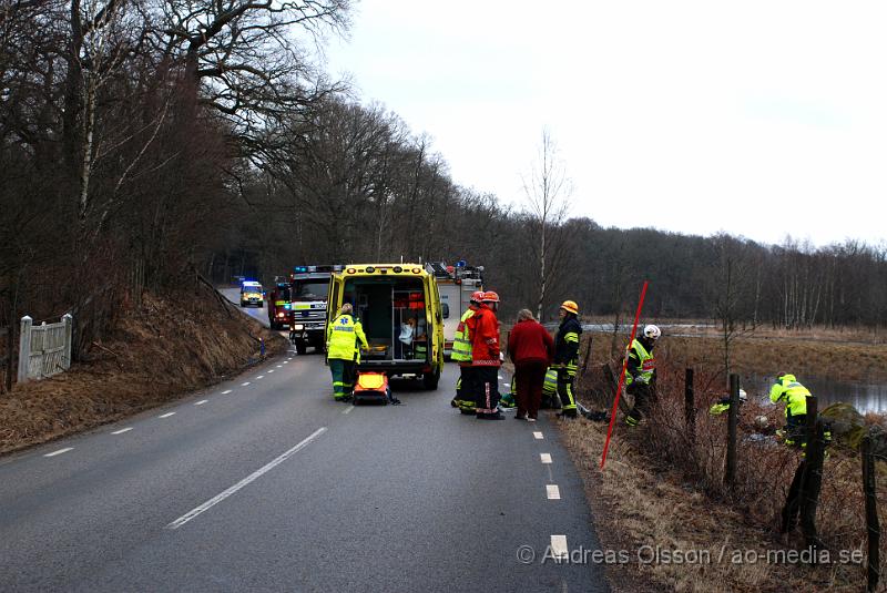 DSC_0008.JPG - Vid 08,30 larmades räddningstjänsten från Ljungbyhed och Perstorp, flera ambulanser samt Polis till en trafikolycka mellan Riseberga och Färingtofta. Det var en bil med fyra ungdomar som i hög fart gått av vägen och in i ett träd och en sten och sedan ut i den översvämade ån. Alla fyra fick föras med Ambulans till sjukhuset. Tre stycken till Helsingborgs Lasarett och en fördes ner till SUS Lund. Som ska vara allvarligt skadad.