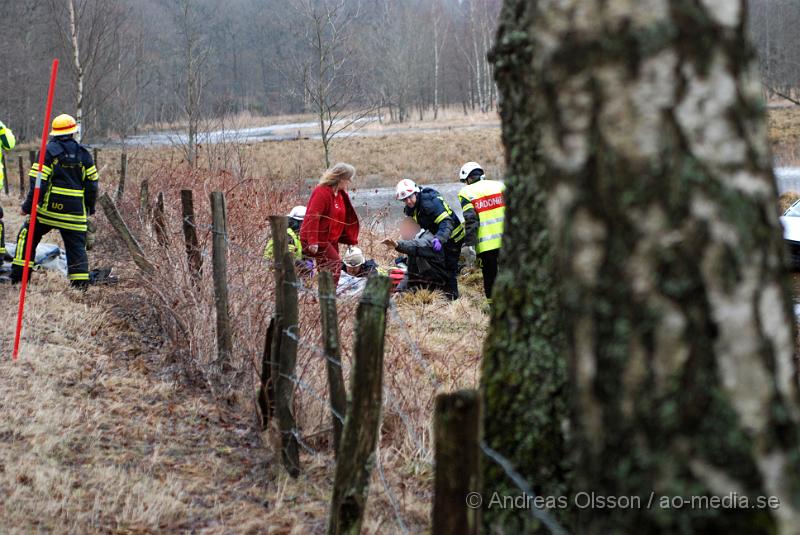 DSC_0013.JPG - Vid 08,30 larmades räddningstjänsten från Ljungbyhed och Perstorp, flera ambulanser samt Polis till en trafikolycka mellan Riseberga och Färingtofta. Det var en bil med fyra ungdomar som i hög fart gått av vägen och in i ett träd och en sten och sedan ut i den översvämade ån. Alla fyra fick föras med Ambulans till sjukhuset. Tre stycken till Helsingborgs Lasarett och en fördes ner till SUS Lund. Som ska vara allvarligt skadad.