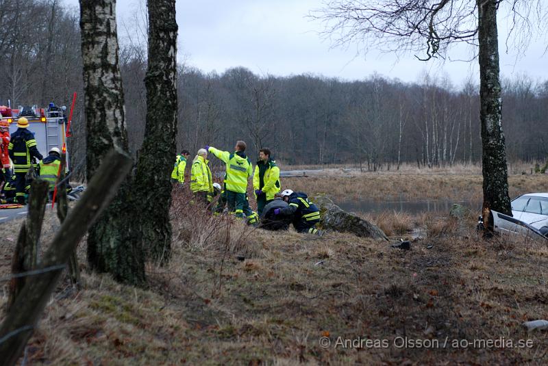 DSC_0015.JPG - Vid 08,30 larmades räddningstjänsten från Ljungbyhed och Perstorp, flera ambulanser samt Polis till en trafikolycka mellan Riseberga och Färingtofta. Det var en bil med fyra ungdomar som i hög fart gått av vägen och in i ett träd och en sten och sedan ut i den översvämade ån. Alla fyra fick föras med Ambulans till sjukhuset. Tre stycken till Helsingborgs Lasarett och en fördes ner till SUS Lund. Som ska vara allvarligt skadad.