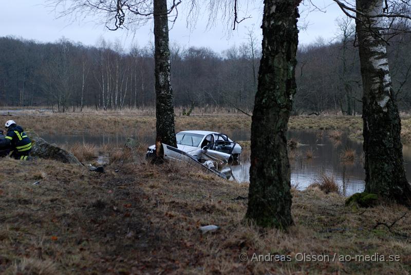 DSC_0017.JPG - Vid 08,30 larmades räddningstjänsten från Ljungbyhed och Perstorp, flera ambulanser samt Polis till en trafikolycka mellan Riseberga och Färingtofta. Det var en bil med fyra ungdomar som i hög fart gått av vägen och in i ett träd och en sten och sedan ut i den översvämade ån. Alla fyra fick föras med Ambulans till sjukhuset. Tre stycken till Helsingborgs Lasarett och en fördes ner till SUS Lund. Som ska vara allvarligt skadad.