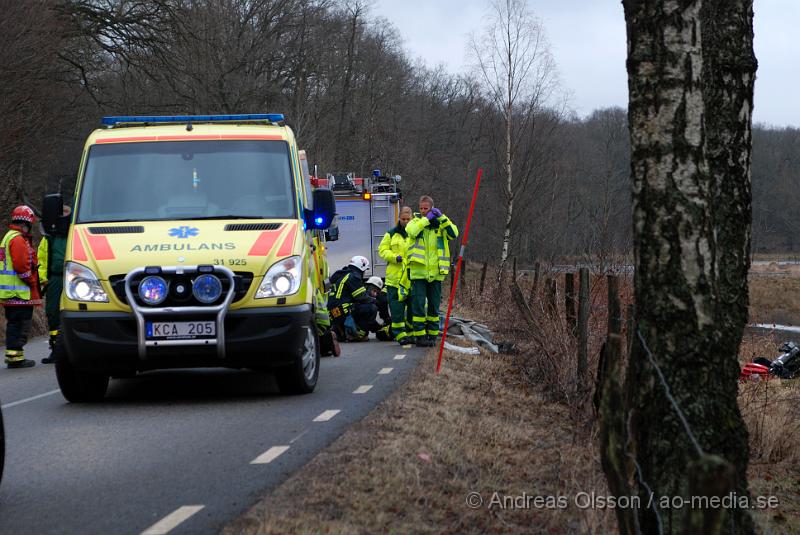 DSC_0022.JPG - Vid 08,30 larmades räddningstjänsten från Ljungbyhed och Perstorp, flera ambulanser samt Polis till en trafikolycka mellan Riseberga och Färingtofta. Det var en bil med fyra ungdomar som i hög fart gått av vägen och in i ett träd och en sten och sedan ut i den översvämade ån. Alla fyra fick föras med Ambulans till sjukhuset. Tre stycken till Helsingborgs Lasarett och en fördes ner till SUS Lund. Som ska vara allvarligt skadad.