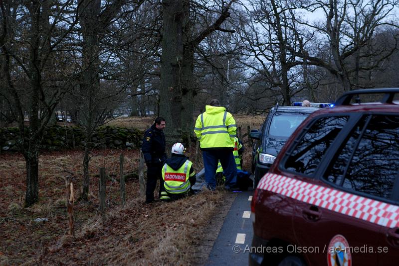 DSC_0025.JPG - Vid 08,30 larmades räddningstjänsten från Ljungbyhed och Perstorp, flera ambulanser samt Polis till en trafikolycka mellan Riseberga och Färingtofta. Det var en bil med fyra ungdomar som i hög fart gått av vägen och in i ett träd och en sten och sedan ut i den översvämade ån. Alla fyra fick föras med Ambulans till sjukhuset. Tre stycken till Helsingborgs Lasarett och en fördes ner till SUS Lund. Som ska vara allvarligt skadad.