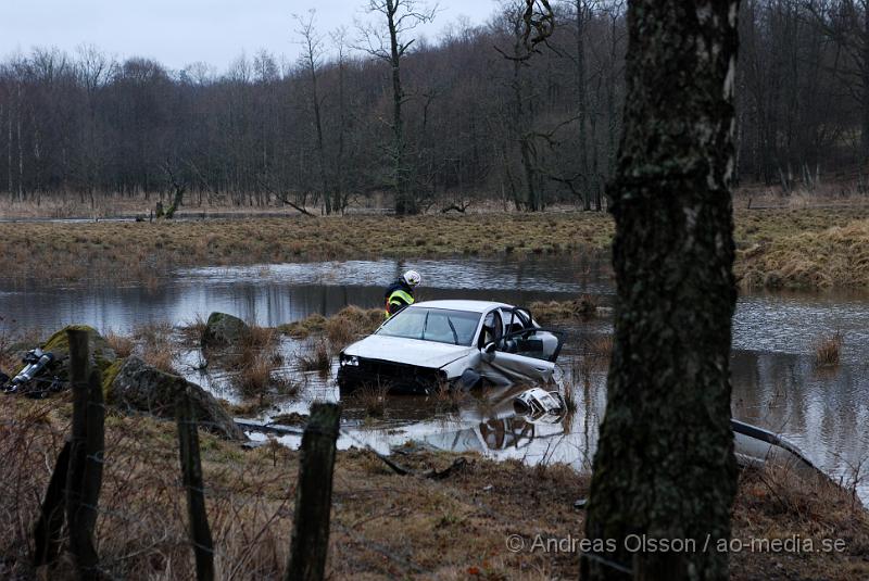 DSC_0028.JPG - Vid 08,30 larmades räddningstjänsten från Ljungbyhed och Perstorp, flera ambulanser samt Polis till en trafikolycka mellan Riseberga och Färingtofta. Det var en bil med fyra ungdomar som i hög fart gått av vägen och in i ett träd och en sten och sedan ut i den översvämade ån. Alla fyra fick föras med Ambulans till sjukhuset. Tre stycken till Helsingborgs Lasarett och en fördes ner till SUS Lund. Som ska vara allvarligt skadad.