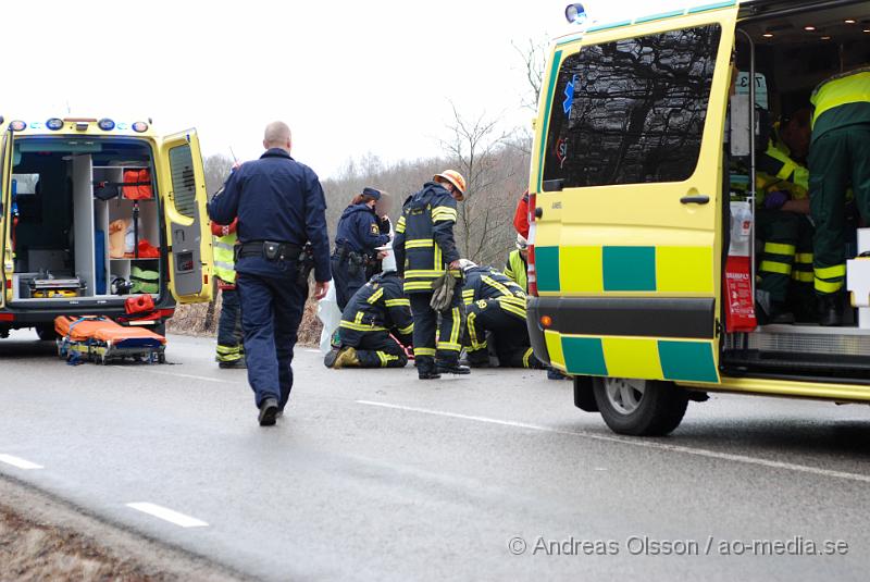 DSC_0031.JPG - Vid 08,30 larmades räddningstjänsten från Ljungbyhed och Perstorp, flera ambulanser samt Polis till en trafikolycka mellan Riseberga och Färingtofta. Det var en bil med fyra ungdomar som i hög fart gått av vägen och in i ett träd och en sten och sedan ut i den översvämade ån. Alla fyra fick föras med Ambulans till sjukhuset. Tre stycken till Helsingborgs Lasarett och en fördes ner till SUS Lund. Som ska vara allvarligt skadad.