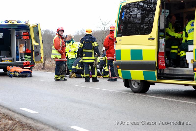 DSC_0033.JPG - Vid 08,30 larmades räddningstjänsten från Ljungbyhed och Perstorp, flera ambulanser samt Polis till en trafikolycka mellan Riseberga och Färingtofta. Det var en bil med fyra ungdomar som i hög fart gått av vägen och in i ett träd och en sten och sedan ut i den översvämade ån. Alla fyra fick föras med Ambulans till sjukhuset. Tre stycken till Helsingborgs Lasarett och en fördes ner till SUS Lund. Som ska vara allvarligt skadad.