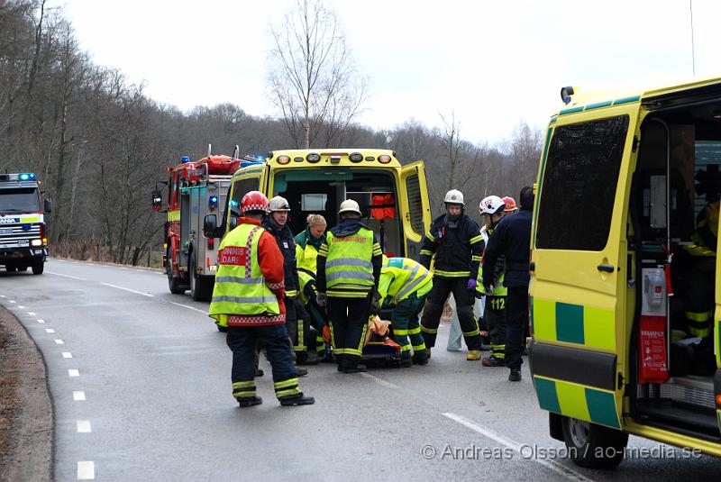 DSC_0038.JPG - Vid 08,30 larmades räddningstjänsten från Ljungbyhed och Perstorp, flera ambulanser samt Polis till en trafikolycka mellan Riseberga och Färingtofta. Det var en bil med fyra ungdomar som i hög fart gått av vägen och in i ett träd och en sten och sedan ut i den översvämade ån. Alla fyra fick föras med Ambulans till sjukhuset. Tre stycken till Helsingborgs Lasarett och en fördes ner till SUS Lund. Som ska vara allvarligt skadad.