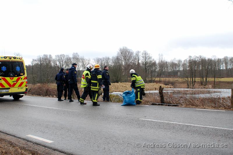 DSC_0045.JPG - Vid 08,30 larmades räddningstjänsten från Ljungbyhed och Perstorp, flera ambulanser samt Polis till en trafikolycka mellan Riseberga och Färingtofta. Det var en bil med fyra ungdomar som i hög fart gått av vägen och in i ett träd och en sten och sedan ut i den översvämade ån. Alla fyra fick föras med Ambulans till sjukhuset. Tre stycken till Helsingborgs Lasarett och en fördes ner till SUS Lund. Som ska vara allvarligt skadad.