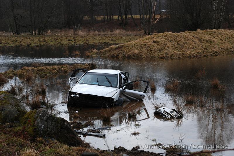 DSC_0049.JPG - Vid 08,30 larmades räddningstjänsten från Ljungbyhed och Perstorp, flera ambulanser samt Polis till en trafikolycka mellan Riseberga och Färingtofta. Det var en bil med fyra ungdomar som i hög fart gått av vägen och in i ett träd och en sten och sedan ut i den översvämade ån. Alla fyra fick föras med Ambulans till sjukhuset. Tre stycken till Helsingborgs Lasarett och en fördes ner till SUS Lund. Som ska vara allvarligt skadad.