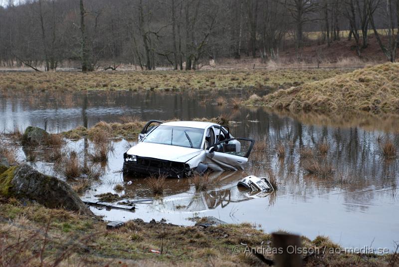 DSC_0056.JPG - Vid 08,30 larmades räddningstjänsten från Ljungbyhed och Perstorp, flera ambulanser samt Polis till en trafikolycka mellan Riseberga och Färingtofta. Det var en bil med fyra ungdomar som i hög fart gått av vägen och in i ett träd och en sten och sedan ut i den översvämade ån. Alla fyra fick föras med Ambulans till sjukhuset. Tre stycken till Helsingborgs Lasarett och en fördes ner till SUS Lund. Som ska vara allvarligt skadad.