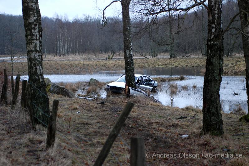 DSC_0058.JPG - Vid 08,30 larmades räddningstjänsten från Ljungbyhed och Perstorp, flera ambulanser samt Polis till en trafikolycka mellan Riseberga och Färingtofta. Det var en bil med fyra ungdomar som i hög fart gått av vägen och in i ett träd och en sten och sedan ut i den översvämade ån. Alla fyra fick föras med Ambulans till sjukhuset. Tre stycken till Helsingborgs Lasarett och en fördes ner till SUS Lund. Som ska vara allvarligt skadad.