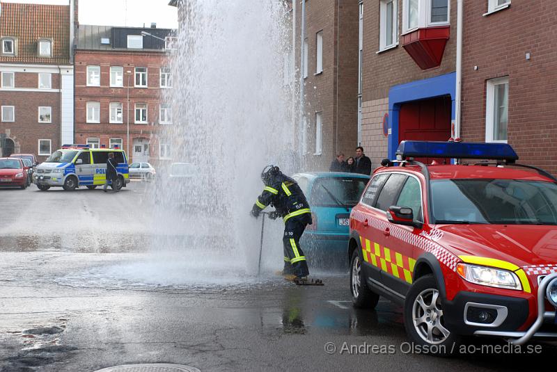 DSC_0067.JPG - Vid 16,30 tiden larmades räddningstjänsten, polis och ambulans till en lägenhetsbrand på Södra tvärgatan i Helsingborg. En person ska ha hört en smäll ifrån lägenheten och sedan sett rökutveckling. Räddningstjänsten var snabbt på plats och kunde släcka ner branden. Där fanns en viss spridningsrisk. Även under släckningsarbetet gick räddningstjänstens brandpost sönder och en pelar med vatten på ca 20-25 meter stod rakt upp i luften. Ingen person ska ha varit i lägenheten inte heller ska någon ha skadats. Dock fick brandmannen som fick stänga av brandposten sig en rejäl dusch