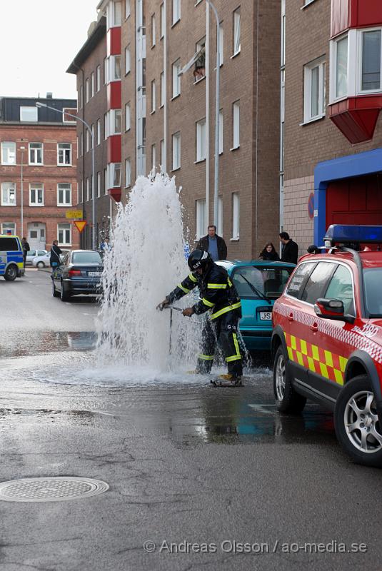 DSC_0069.JPG - Vid 16,30 tiden larmades räddningstjänsten, polis och ambulans till en lägenhetsbrand på Södra tvärgatan i Helsingborg. En person ska ha hört en smäll ifrån lägenheten och sedan sett rökutveckling. Räddningstjänsten var snabbt på plats och kunde släcka ner branden. Där fanns en viss spridningsrisk. Även under släckningsarbetet gick räddningstjänstens brandpost sönder och en pelar med vatten på ca 20-25 meter stod rakt upp i luften. Ingen person ska ha varit i lägenheten inte heller ska någon ha skadats. Dock fick brandmannen som fick stänga av brandposten sig en rejäl dusch