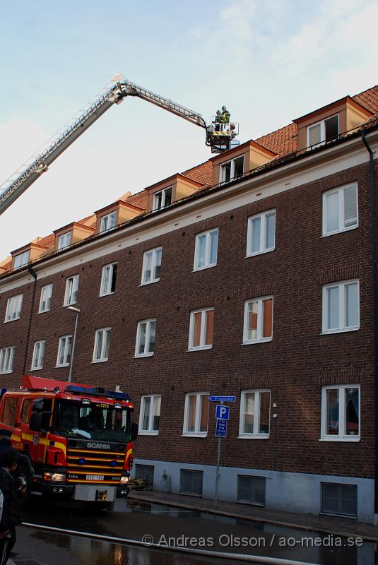 DSC_0071.JPG - Vid 16,30 tiden larmades räddningstjänsten, polis och ambulans till en lägenhetsbrand på Södra tvärgatan i Helsingborg. En person ska ha hört en smäll ifrån lägenheten och sedan sett rökutveckling. Räddningstjänsten var snabbt på plats och kunde släcka ner branden. Där fanns en viss spridningsrisk. Även under släckningsarbetet gick räddningstjänstens brandpost sönder och en pelar med vatten på ca 20-25 meter stod rakt upp i luften. Ingen person ska ha varit i lägenheten inte heller ska någon ha skadats. Dock fick brandmannen som fick stänga av brandposten sig en rejäl dusch