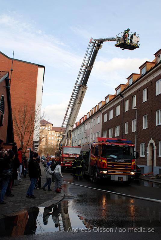 DSC_0075.JPG - Vid 16,30 tiden larmades räddningstjänsten, polis och ambulans till en lägenhetsbrand på Södra tvärgatan i Helsingborg. En person ska ha hört en smäll ifrån lägenheten och sedan sett rökutveckling. Räddningstjänsten var snabbt på plats och kunde släcka ner branden. Där fanns en viss spridningsrisk. Även under släckningsarbetet gick räddningstjänstens brandpost sönder och en pelar med vatten på ca 20-25 meter stod rakt upp i luften. Ingen person ska ha varit i lägenheten inte heller ska någon ha skadats. Dock fick brandmannen som fick stänga av brandposten sig en rejäl dusch