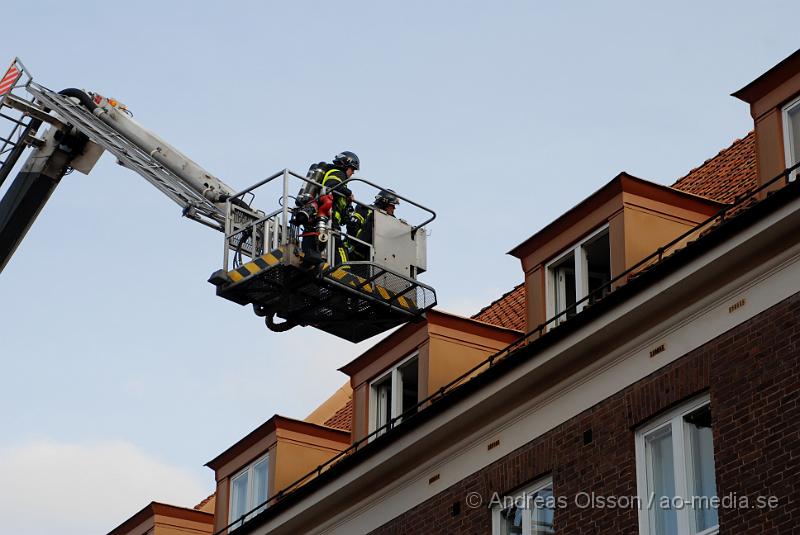 DSC_0079.JPG - Vid 16,30 tiden larmades räddningstjänsten, polis och ambulans till en lägenhetsbrand på Södra tvärgatan i Helsingborg. En person ska ha hört en smäll ifrån lägenheten och sedan sett rökutveckling. Räddningstjänsten var snabbt på plats och kunde släcka ner branden. Där fanns en viss spridningsrisk. Även under släckningsarbetet gick räddningstjänstens brandpost sönder och en pelar med vatten på ca 20-25 meter stod rakt upp i luften. Ingen person ska ha varit i lägenheten inte heller ska någon ha skadats. Dock fick brandmannen som fick stänga av brandposten sig en rejäl dusch