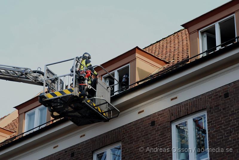 DSC_0087.JPG - Vid 16,30 tiden larmades räddningstjänsten till en lägenhetsbrand på Södra tvärgatan i Helsingborg. En person ska ha hört en smäll ifrån lägenheten och sedan sett rökutveckling. Räddningstjänsten var snabbt på plats och kunde släcka ner branden. Där fanns en viss spridningsrisk. Även under släckningsarbetet gick räddningstjänstens brandpost sönder och en pelar med vatten på ca 20-25 meter stod rakt upp i luften. Ingen person ska ha varit i lägenheten inte heller ska någon ha skadats. Dock fick brandmannen som fick stänga av brandposten sig en rejäl dusch