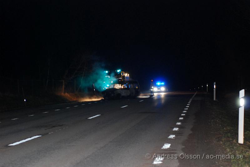 DSC_0003.JPG - Vid 01 larmades räddningstjänsten från Bjuv till en bilbrand utmed väg 110. Det var en van som var helt övertänd och stod mitt i körbanan. Bilen brann så kraftigt så innan räddningstjänsten släckt branden hade det blivit skador i asfalten. Ingen person fanns i närheten av bilen när den hittades.