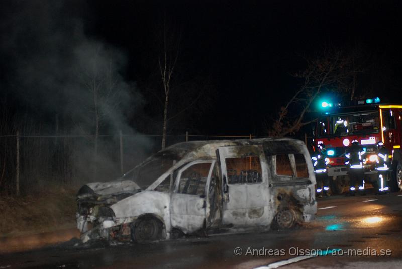 DSC_0004.JPG - Vid 01 larmades räddningstjänsten från Bjuv till en bilbrand utmed väg 110. Det var en van som var helt övertänd och stod mitt i körbanan. Bilen brann så kraftigt så innan räddningstjänsten släckt branden hade det blivit skador i asfalten. Ingen person fanns i närheten av bilen när den hittades.