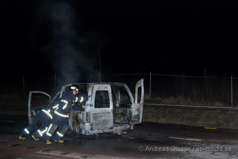 DSC_0007.JPG - Vid 01 larmades räddningstjänsten från Bjuv till en bilbrand utmed väg 110. Det var en van som var helt övertänd och stod mitt i körbanan. Bilen brann så kraftigt så innan räddningstjänsten släckt branden hade det blivit skador i asfalten. Ingen person fanns i närheten av bilen när den hittades.