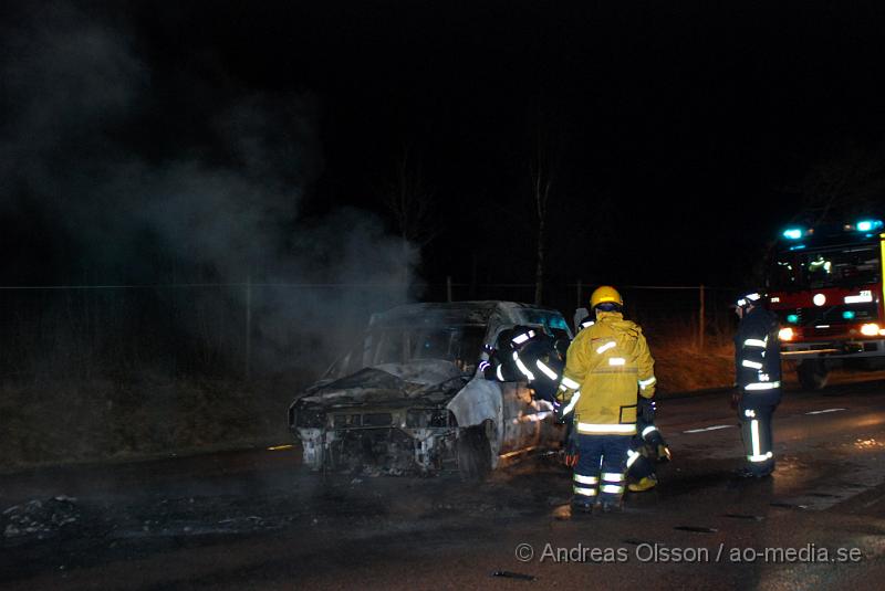 DSC_0008.JPG - Vid 01 larmades räddningstjänsten från Bjuv till en bilbrand utmed väg 110. Det var en van som var helt övertänd och stod mitt i körbanan. Bilen brann så kraftigt så innan räddningstjänsten släckt branden hade det blivit skador i asfalten. Ingen person fanns i närheten av bilen när den hittades.