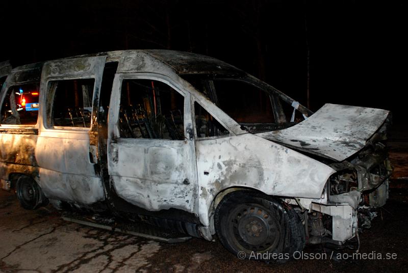 DSC_0014.JPG - Vid 01 larmades räddningstjänsten från Bjuv till en bilbrand utmed väg 110. Det var en van som var helt övertänd och stod mitt i körbanan. Bilen brann så kraftigt så innan räddningstjänsten släckt branden hade det blivit skador i asfalten. Ingen person fanns i närheten av bilen när den hittades.