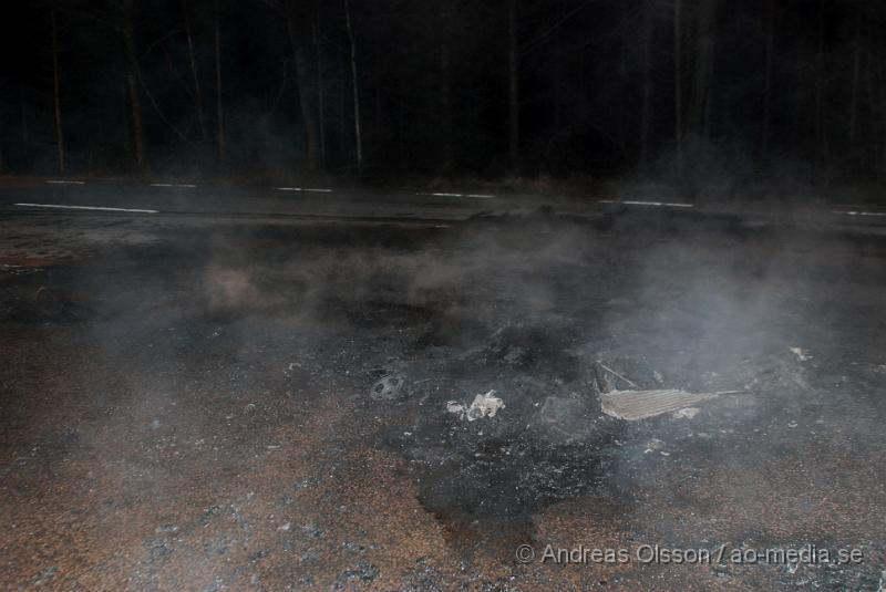 DSC_0015.JPG - Vid 01 larmades räddningstjänsten från Bjuv till en bilbrand utmed väg 110. Det var en van som var helt övertänd och stod mitt i körbanan. Bilen brann så kraftigt så innan räddningstjänsten släckt branden hade det blivit skador i asfalten. Ingen person fanns i närheten av bilen när den hittades.