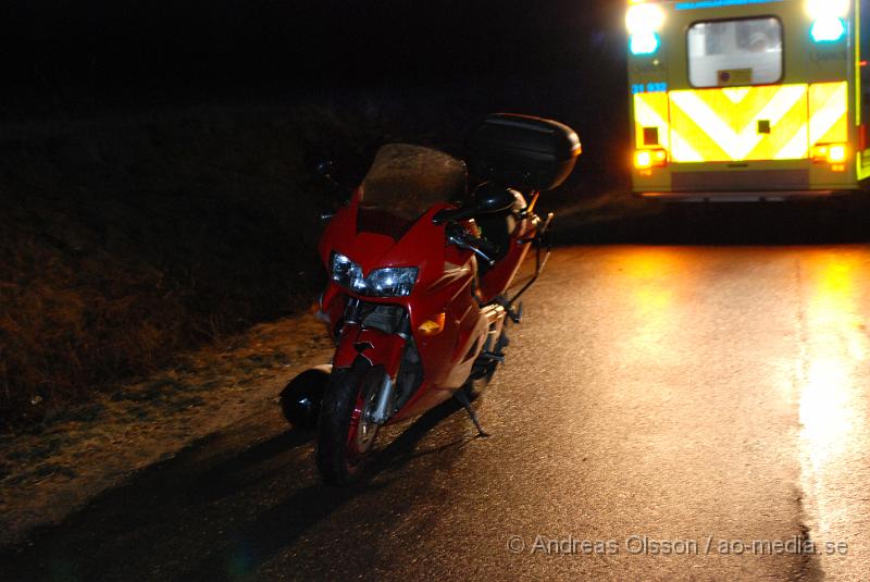 DSC_0091.JPG - Vid 20,30 larmades räddingstjänsten, ambulans och polis till väg 13 där en motorcyklist kört på ett rådjur. MC föraren klagade över smärtor i axlen men behövde inte föras till sjukhus. Rådjuret dog vid kollisionen.