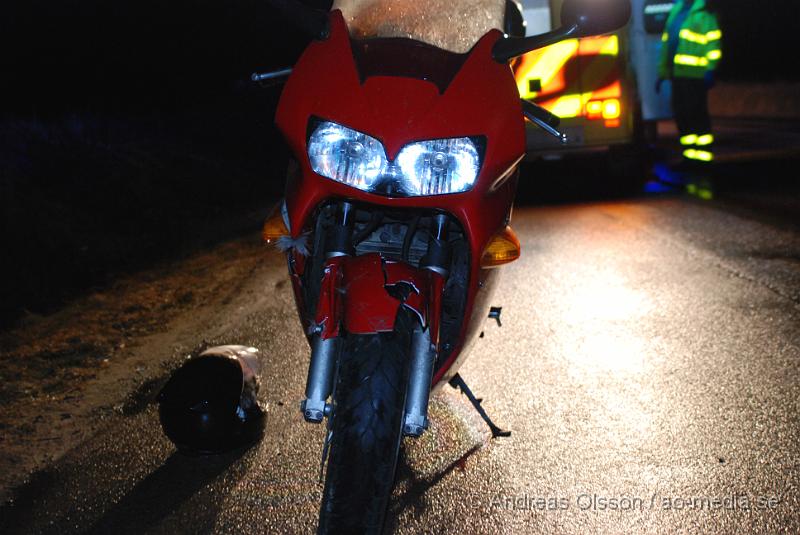 DSC_0093.JPG - Vid 20,30 larmades räddingstjänsten, ambulans och polis till väg 13 där en motorcyklist kört på ett rådjur. MC föraren klagade över smärtor i axlen men behövde inte föras till sjukhus. Rådjuret dog vid kollisionen.