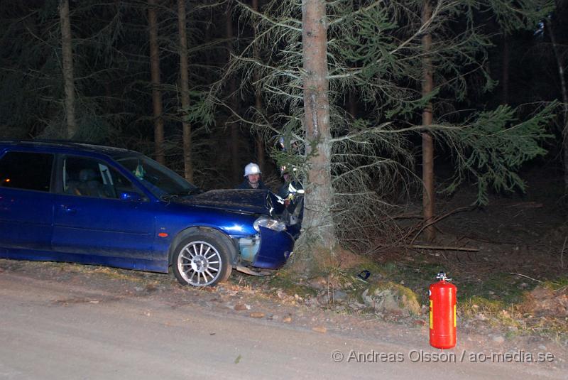 DSC_0008.jpg - Vid 20,30 tiden larmades räddningstjänsten och ambulans till en trafikolycka utanför Klippan där en personbil kört av vägen och in i ett träd. Enligt uppgifter på plats ska han ha väjt för ett rådjur. Bilen blev skrot och föraren fick följa med ambulansen som skjutsa hem föraren.