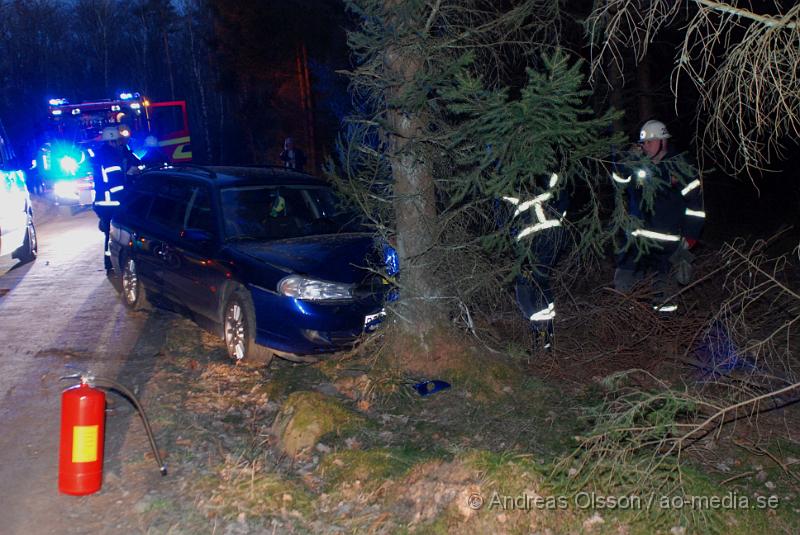 DSC_0009.jpg - Vid 20,30 tiden larmades räddningstjänsten och ambulans till en trafikolycka utanför Klippan där en personbil kört av vägen och in i ett träd. Enligt uppgifter på plats ska han ha väjt för ett rådjur. Bilen blev skrot och föraren fick följa med ambulansen som skjutsa hem föraren.