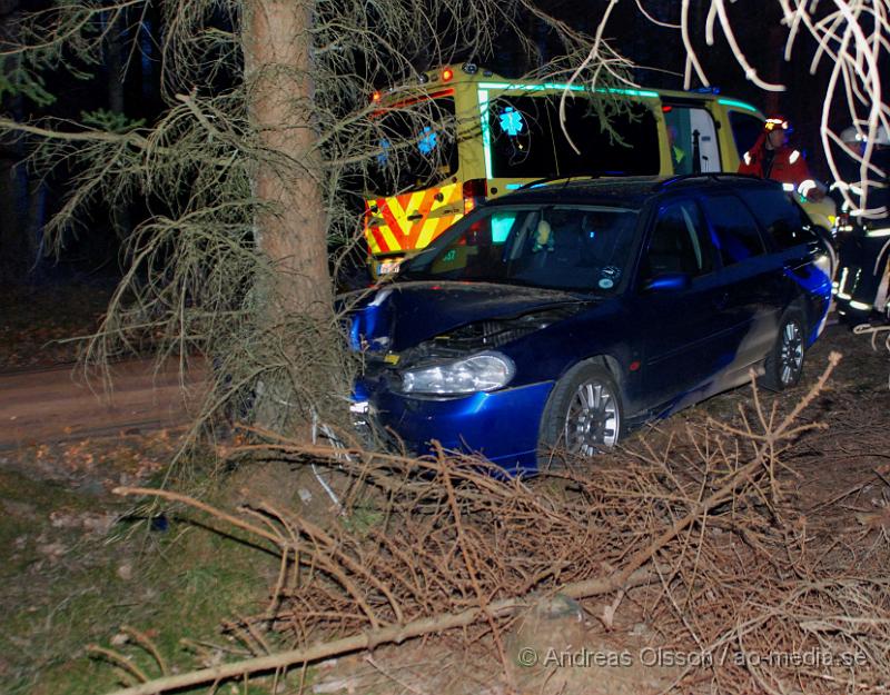 DSC_0012.jpg - Vid 20,30 tiden larmades räddningstjänsten och ambulans till en trafikolycka utanför Klippan där en personbil kört av vägen och in i ett träd. Enligt uppgifter på plats ska han ha väjt för ett rådjur. Bilen blev skrot och föraren fick följa med ambulansen som skjutsa hem föraren.