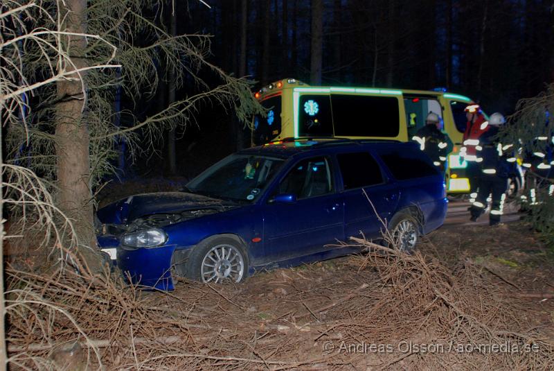 DSC_0014.jpg - Vid 20,30 tiden larmades räddningstjänsten och ambulans till en trafikolycka utanför Klippan där en personbil kört av vägen och in i ett träd. Enligt uppgifter på plats ska han ha väjt för ett rådjur. Bilen blev skrot och föraren fick följa med ambulansen som skjutsa hem föraren.