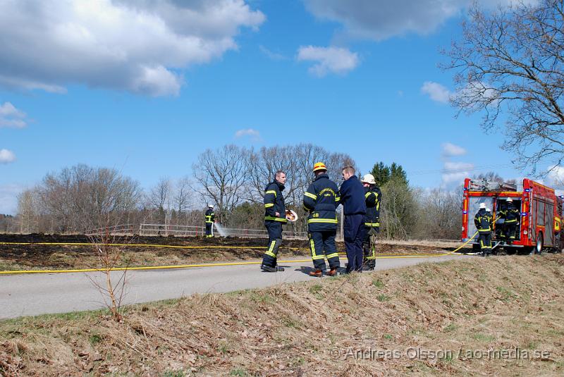 DSC_0005.JPG - Vid 13,30 larmades Räddningstjänsten till en gräsbrand vid Vedby skola. Viss spridningsrisk fanns men branden va snabbt under kontroll.