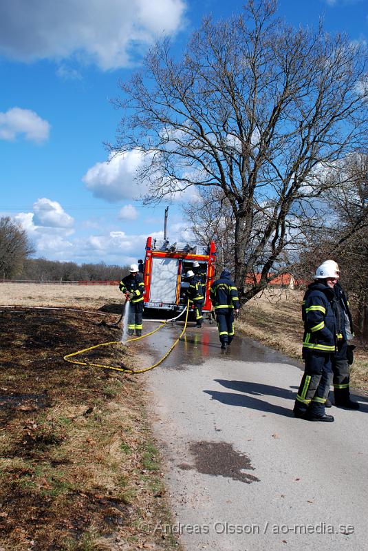 DSC_0008.JPG - Vid 13,30 larmades Räddningstjänsten till en gräsbrand vid Vedby skola. Viss spridningsrisk fanns men branden va snabbt under kontroll.