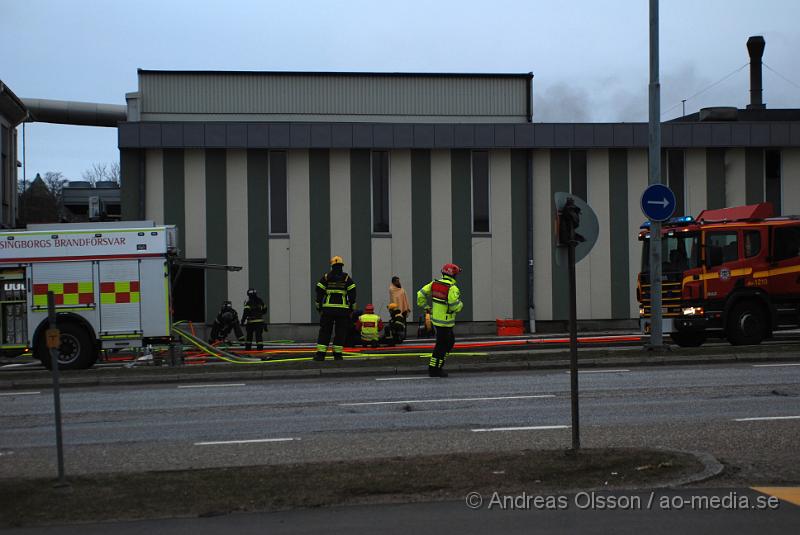 DSC_0011.JPG - Vid 07 tiden larmades Räddningstjänst, Ambulans och Polis till Ängelholmsvägen i Helsingborg där man hade kraftig rökutveckling från ett tryckeri. Vid framkomst bran det kraftigt i byggnaden och man vågade först inte gå in då där fanns gasledningar och liknande. Ett stort räddningspådrag med flera stationer kallades dit. Det är oklart om någon person har kommit till fysisk skada, men det är stora materiella skador. Både brand, vatten och rökskadat.