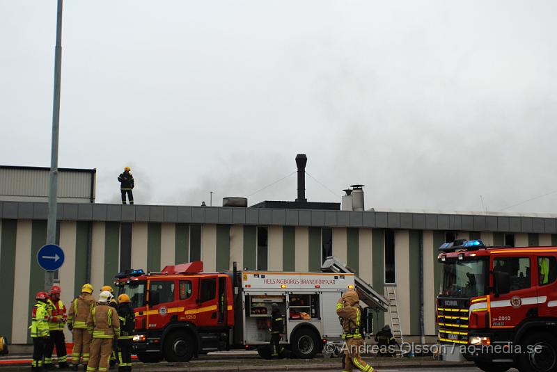 DSC_0014.JPG - Vid 07 tiden larmades Räddningstjänst, Ambulans och Polis till Ängelholmsvägen i Helsingborg där man hade kraftig rökutveckling från ett tryckeri. Vid framkomst bran det kraftigt i byggnaden och man vågade först inte gå in då där fanns gasledningar och liknande. Ett stort räddningspådrag med flera stationer kallades dit. Det är oklart om någon person har kommit till fysisk skada, men det är stora materiella skador. Både brand, vatten och rökskadat.