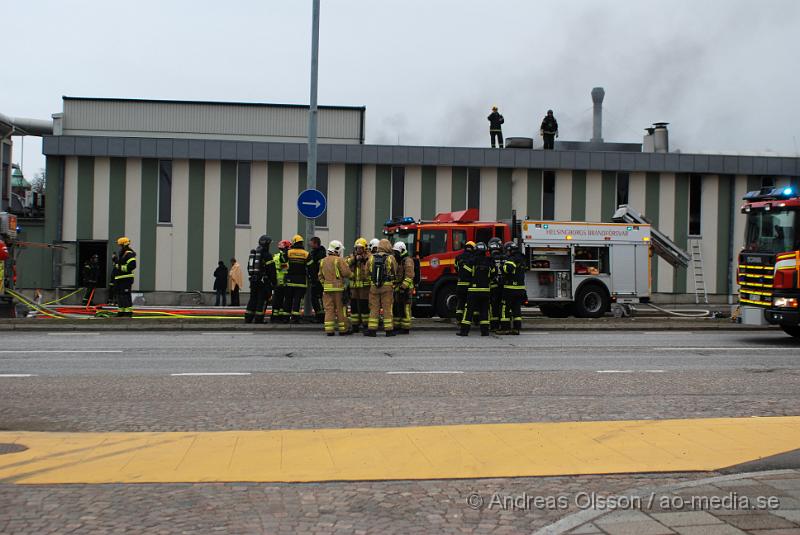 DSC_0018.JPG - Vid 07 tiden larmades Räddningstjänst, Ambulans och Polis till Ängelholmsvägen i Helsingborg där man hade kraftig rökutveckling från ett tryckeri. Vid framkomst bran det kraftigt i byggnaden och man vågade först inte gå in då där fanns gasledningar och liknande. Ett stort räddningspådrag med flera stationer kallades dit. Det är oklart om någon person har kommit till fysisk skada, men det är stora materiella skador. Både brand, vatten och rökskadat.