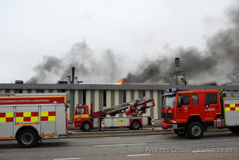 DSC_0027.JPG - Vid 07 tiden larmades Räddningstjänst, Ambulans och Polis till Ängelholmsvägen i Helsingborg där man hade kraftig rökutveckling från ett tryckeri. Vid framkomst bran det kraftigt i byggnaden och man vågade först inte gå in då där fanns gasledningar och liknande. Ett stort räddningspådrag med flera stationer kallades dit. Det är oklart om någon person har kommit till fysisk skada, men det är stora materiella skador. Både brand, vatten och rökskadat.