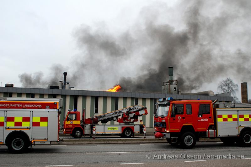 DSC_0031.JPG - Vid 07 tiden larmades Räddningstjänst, Ambulans och Polis till Ängelholmsvägen i Helsingborg där man hade kraftig rökutveckling från ett tryckeri. Vid framkomst bran det kraftigt i byggnaden och man vågade först inte gå in då där fanns gasledningar och liknande. Ett stort räddningspådrag med flera stationer kallades dit. Det är oklart om någon person har kommit till fysisk skada, men det är stora materiella skador. Både brand, vatten och rökskadat.