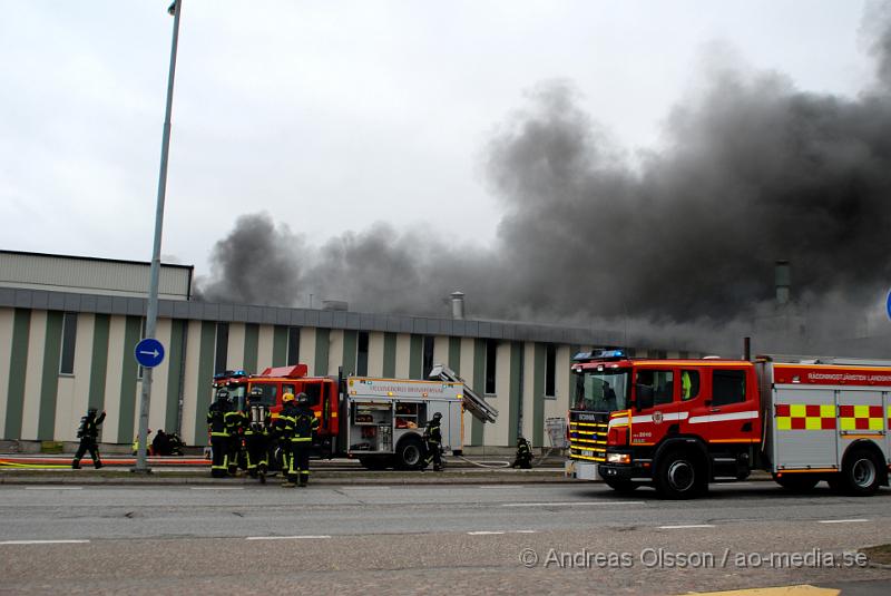 DSC_0034.JPG - Vid 07 tiden larmades Räddningstjänst, Ambulans och Polis till Ängelholmsvägen i Helsingborg där man hade kraftig rökutveckling från ett tryckeri. Vid framkomst bran det kraftigt i byggnaden och man vågade först inte gå in då där fanns gasledningar och liknande. Ett stort räddningspådrag med flera stationer kallades dit. Det är oklart om någon person har kommit till fysisk skada, men det är stora materiella skador. Både brand, vatten och rökskadat.