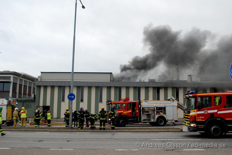 DSC_0037.JPG - Vid 07 tiden larmades Räddningstjänst, Ambulans och Polis till Ängelholmsvägen i Helsingborg där man hade kraftig rökutveckling från ett tryckeri. Vid framkomst bran det kraftigt i byggnaden och man vågade först inte gå in då där fanns gasledningar och liknande. Ett stort räddningspådrag med flera stationer kallades dit. Det är oklart om någon person har kommit till fysisk skada, men det är stora materiella skador. Både brand, vatten och rökskadat.