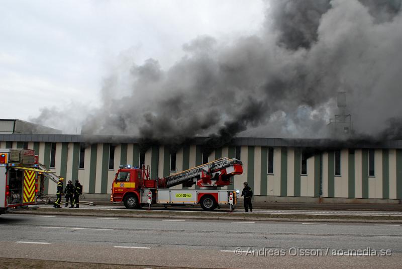 DSC_0038.JPG - Vid 07 tiden larmades Räddningstjänst, Ambulans och Polis till Ängelholmsvägen i Helsingborg där man hade kraftig rökutveckling från ett tryckeri. Vid framkomst bran det kraftigt i byggnaden och man vågade först inte gå in då där fanns gasledningar och liknande. Ett stort räddningspådrag med flera stationer kallades dit. Det är oklart om någon person har kommit till fysisk skada, men det är stora materiella skador. Både brand, vatten och rökskadat.